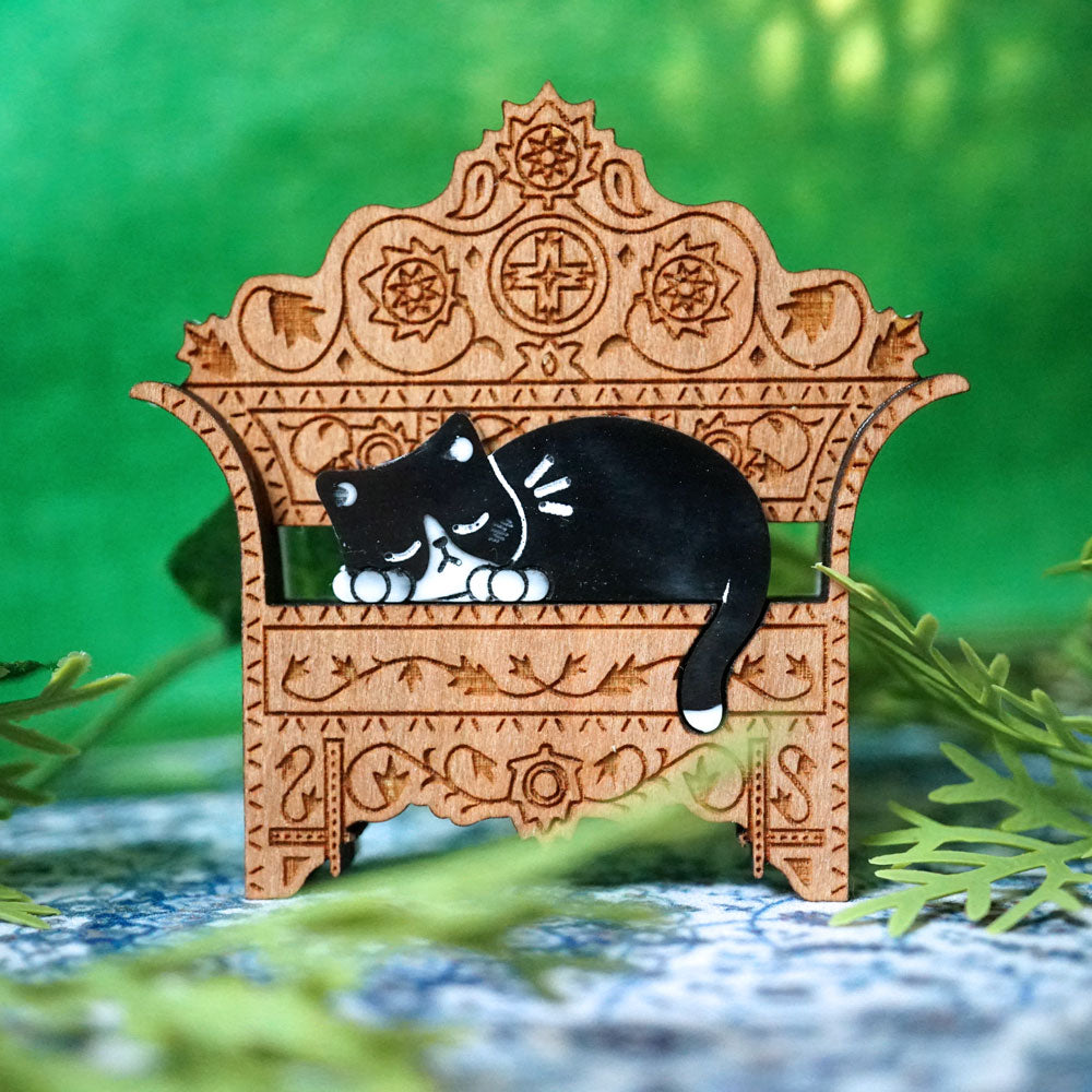Chill Cat Brooch Resin - Lost Kiwi Designs