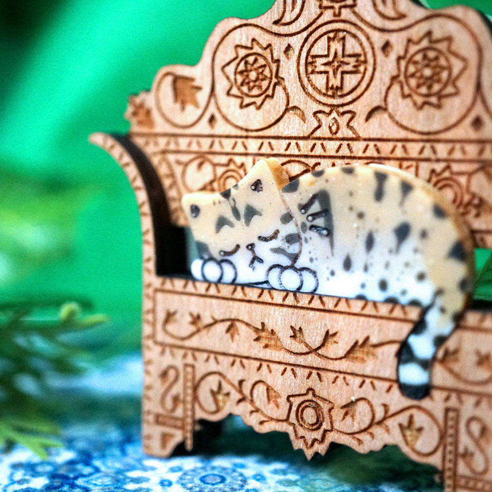 Chill Cat Brooch Resin - Lost Kiwi Designs